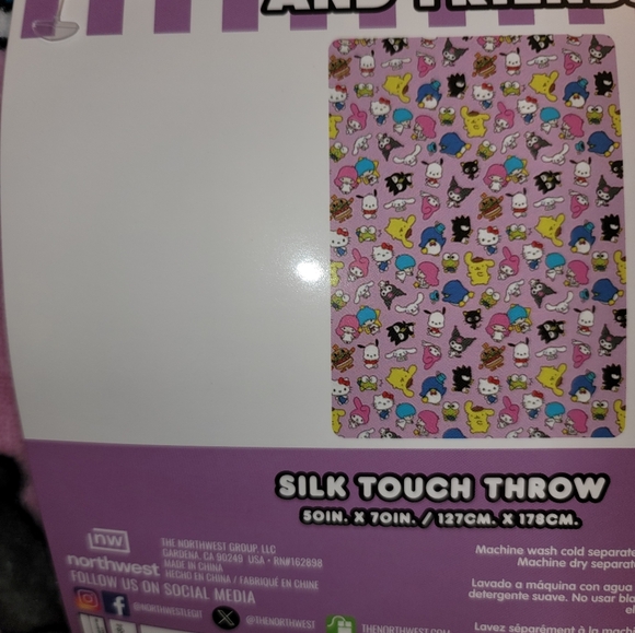 Hello Kitty And Friends Pink Throw Blanket Hamburgers 50x70 HTF New With Tags - Picture 3 of 3